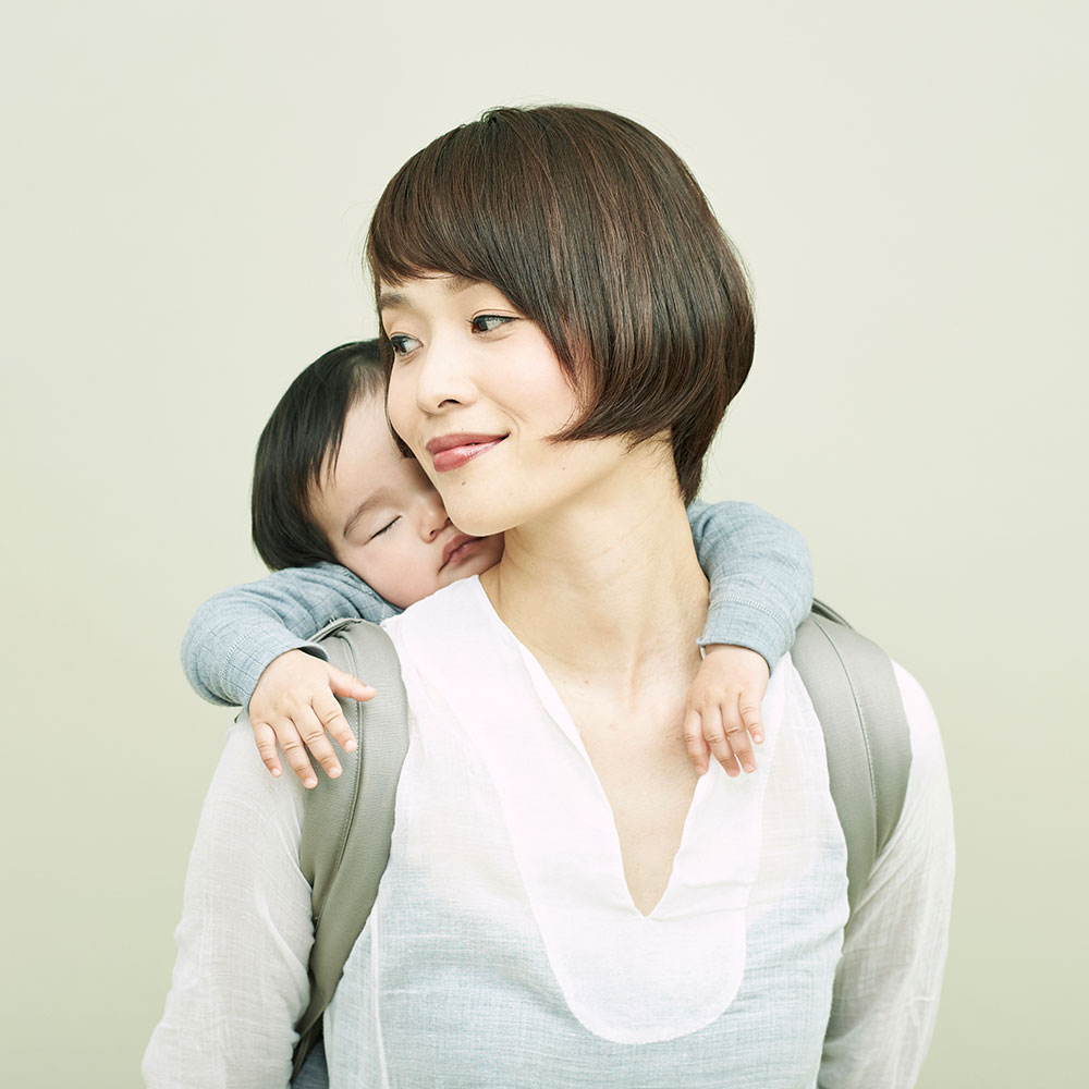 ほっぺが触れあう密着おんぶ